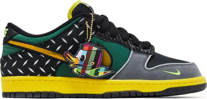 NIKE DUNK LOW “ WHAT THE DUCK “ UNIVERSITY OF OREGON HOME PE ( FLIGHTCLUB NYC RAFFLE PAIR )